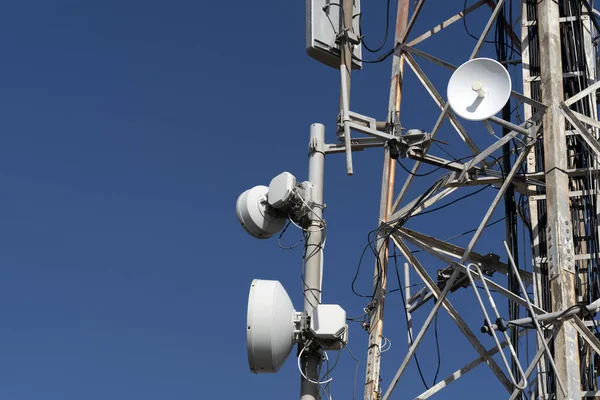 Uitzenden van grote antenne op blauwe lucht — Stockfoto