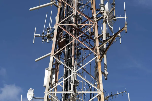 Uitzenden van grote antenne op blauwe lucht — Stockfoto