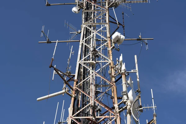 Nadawanie dużej anteny na błękitnym niebie — Zdjęcie stockowe