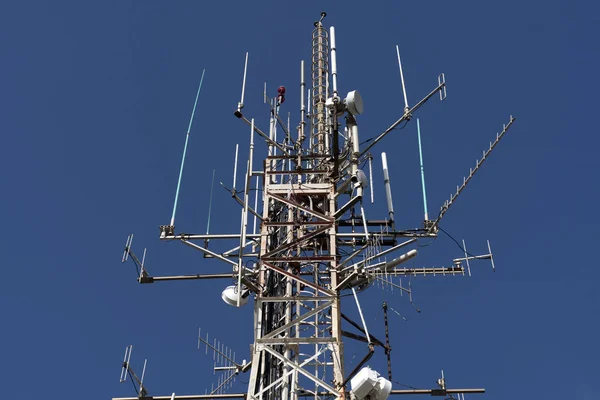 Broadcasting big antenna on blue sky — 스톡 사진