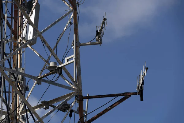 Broadcasting big antenna on blue sky — 스톡 사진