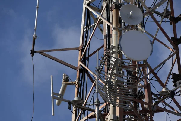 Uitzenden van grote antenne op blauwe lucht — Stockfoto