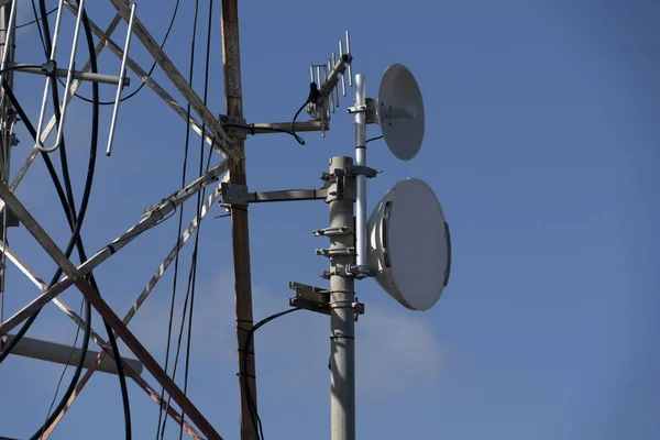 Broadcasting big antenna on blue sky — 스톡 사진
