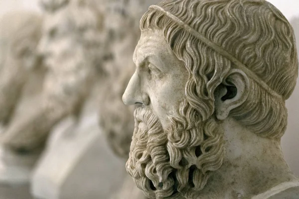 Старая римская мраморная статуя — стоковое фото