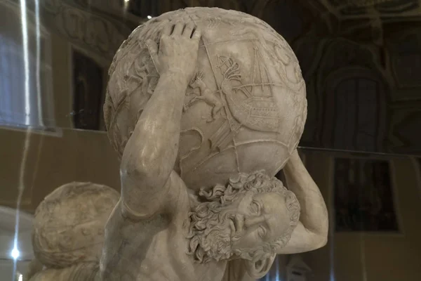 Атлас, держащий мраморную статую — стоковое фото