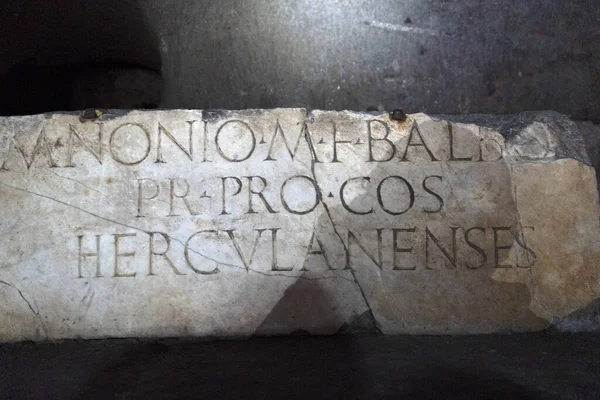 Ercolano, Itálie - 2. února 2020 - Ercolano Herculaneum starověké zříceniny podzemní průzkum — Stock fotografie