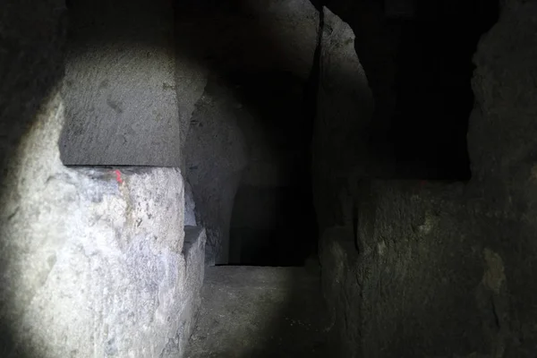 Ercolano, İtalya - 2 Şubat 2020 - Ercolano Herculaneum antik yeraltı araştırmaları kalıntıları — Stok fotoğraf