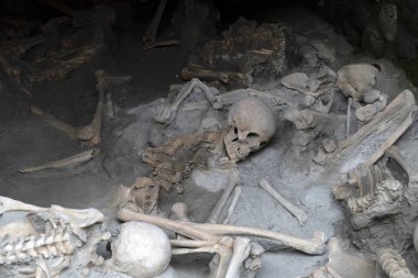 Ercolano Herculaneum kaçak iskeletleri sahilde