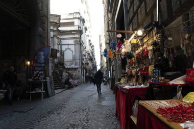 Napoli, İtalya - Şubat 12020 - Eski kasaba sokağı