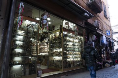 Napoli, İtalya - Şubat 12020 - San gregorio Armeni eski kasaba sokağı