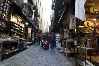 Napoli, İtalya - Şubat 12020 - San gregorio Armeni eski kasaba sokağı
