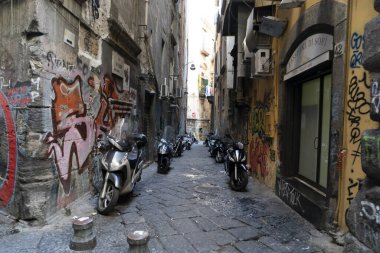 Napoli, İtalya - Şubat 12020 - Eski kasaba sokağı