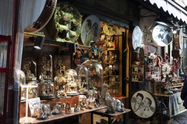 Napoli, İtalya - Şubat 12020 - San gregorio Armeni eski kasaba sokağı