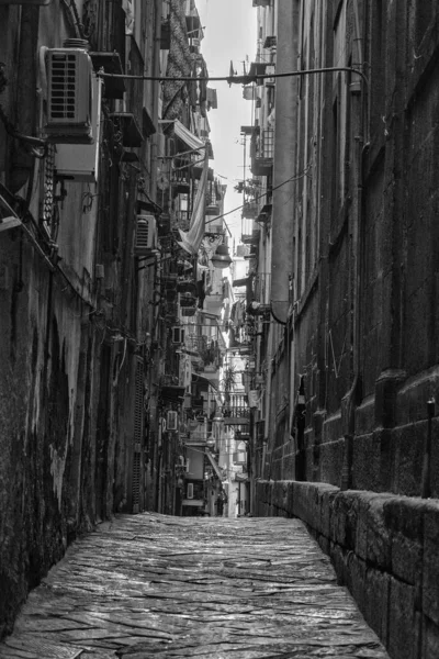 Napoli eski kasaba sokağı B & w — Stok fotoğraf