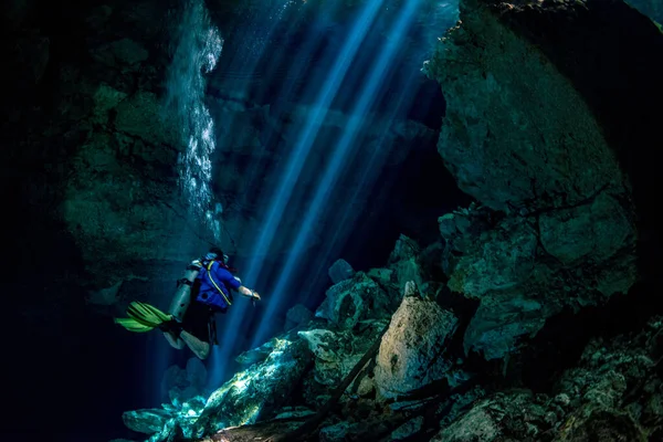 Nurkowanie jaskiniowe w meksykańskim cenote — Zdjęcie stockowe