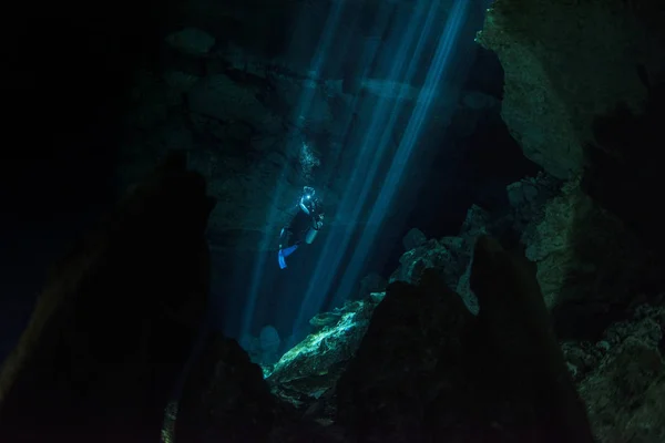 Cave diving in mexico cenote — 图库照片