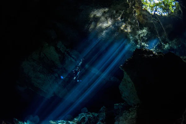 Cave diving in mexico cenote — 图库照片