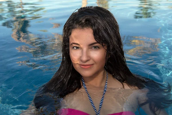 Smiling blue eyes black hair mexican latina girl portrait in Jacuzzi — Stock Photo, Image