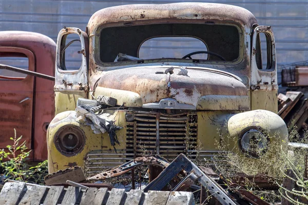 Stary porzucony zardzewiały samochód — Zdjęcie stockowe