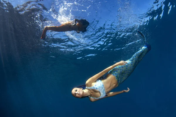 Meerjungfrau schwimmt unter Wasser im tiefblauen Meer — Stockfoto