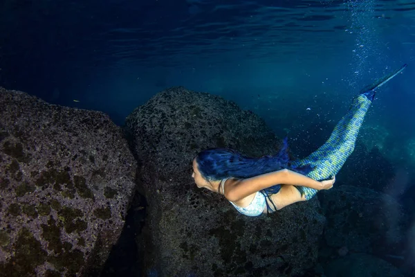 Sellő víz alatti úszás a mély kék tenger — Stock Fotó