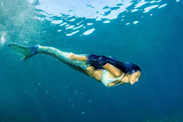 在深蓝色的大海中游泳水下美人鱼 — 图库照片