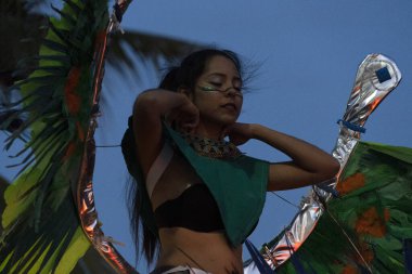 La Paz, Meksika - 22 Şubat 2020 - Binlerce insanın katıldığı geleneksel Baja California Karnavalı, geçit töreni, yemek ve dans.