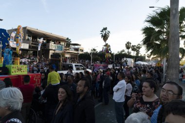 La Paz, Meksika - 22 Şubat 2020 - Binlerce insanın katıldığı geleneksel Baja California Karnavalı, geçit töreni, yemek ve dans.