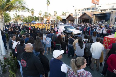 La Paz, Meksika - 22 Şubat 2020 - Binlerce insanın katıldığı geleneksel Baja California Karnavalı, geçit töreni, yemek ve dans.