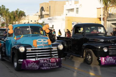 La Paz, Meksika - 22 Şubat 2020 - Binlerce insanın katıldığı geleneksel Baja California Karnavalı, geçit töreni, yemek ve dans.