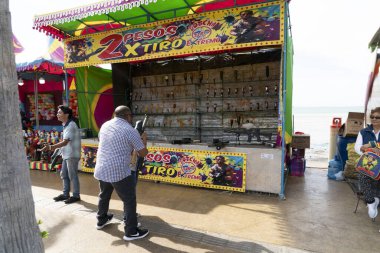 La Paz, Meksika - 22 Şubat 2020 - Binlerce insanın katıldığı geleneksel Baja California Karnavalı, geçit töreni, yemek ve dans.