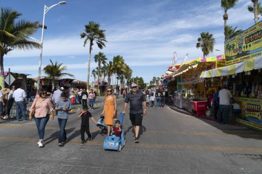 La Paz, Meksika - 22 Şubat 2020 - Binlerce insanın katıldığı geleneksel Baja California Karnavalı, geçit töreni, yemek ve dans.