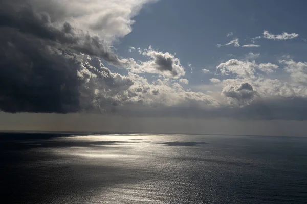 飛行機からの海のテンペストと澄んだ空の空のパノラマ — ストック写真
