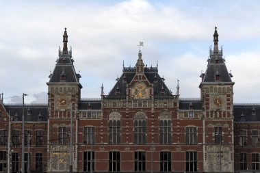 Amsterdam, Hollanda - 25 Şubat 2020 Orta Çağ şehir merkezi bugün yasal işlemler için yola çıkıyor. 