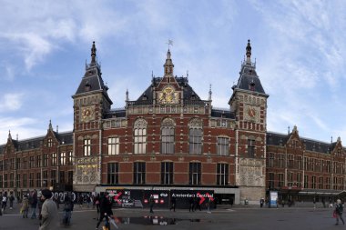 Amsterdam, Hollanda - 25 Şubat 2020 Orta Çağ şehir merkezi bugün yasal işlemler için yola çıkıyor. 