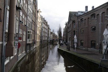 Amsterdam, Hollanda - 25 Şubat 2020 Ortaçağ şehir kanalları bugün yasal işlemler için şehir merkezinden ayrılıyor. 
