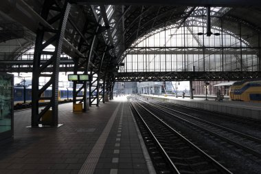 Amsterdam, Hollanda - 25 Şubat 2020 Orta Çağ şehir merkezi bugün yasal işlemler için yola çıkıyor. 
