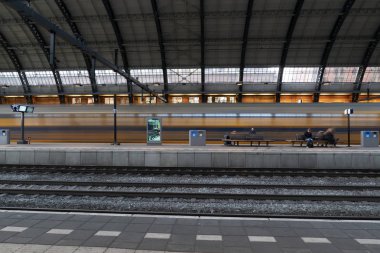 Amsterdam, Hollanda - 25 Şubat 2020 Orta Çağ şehir merkezi bugün yasal işlemler için yola çıkıyor. 