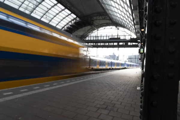 Vlak Přijíždí Amsterdamu Hlavní Nádraží Staré Město — Stock fotografie