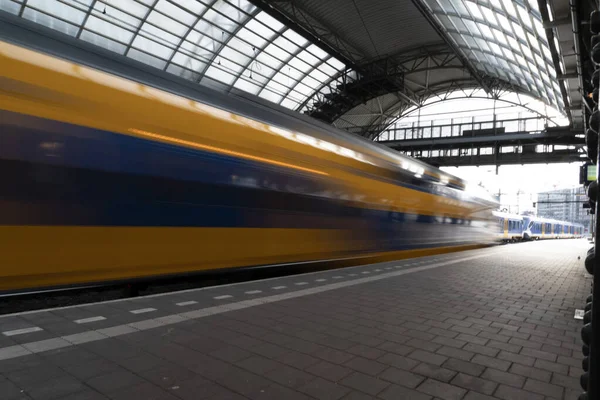 Comboio Que Chega Amsterdam Estação Central Cidade Velha — Fotografia de Stock