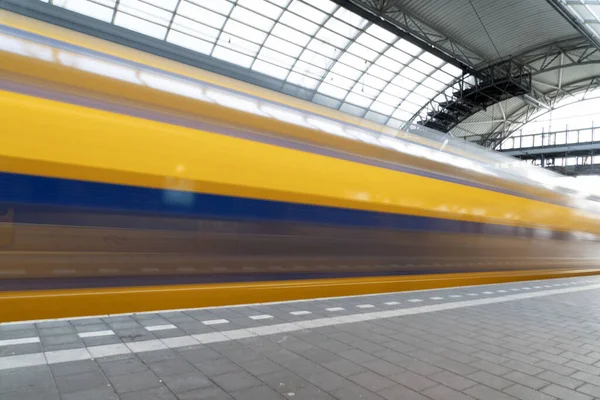 Vlak Přijíždí Amsterdamu Hlavní Nádraží Staré Město — Stock fotografie