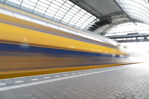 Tåg Anländer Till Amsterdams Centralstation Gamla Stan — Stockfoto