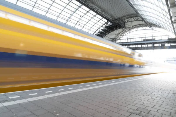 到达阿姆斯特丹中央车站的火车 — 图库照片