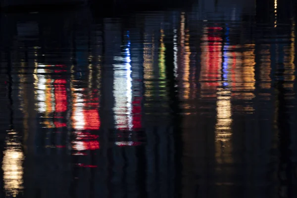 Amesterdão Países Baixos Canais Cidade Velha Luzes Vermelhas Reflexão Sobre — Fotografia de Stock