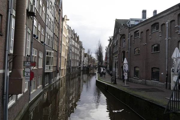 Amsterdam Países Bajos Febrero 2020 Los Canales Medievales Ciudad Cruzan — Foto de Stock