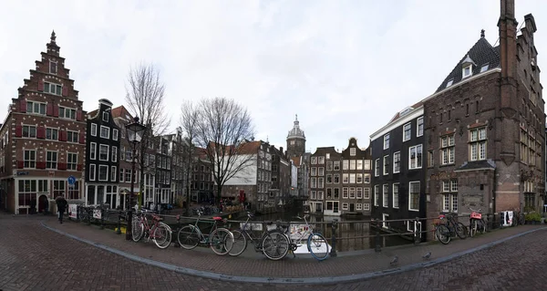 Amsterdam Países Bajos Febrero 2020 Los Canales Medievales Ciudad Cruzan — Foto de Stock