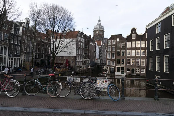 Амстердам Нидерланд Февраля 2020 Средневековые Городские Каналы Пересекают Центр Города — стоковое фото