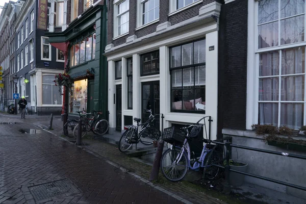 Amsterdam Nederland Februari 2020 Middeleeuwse Stadsgrachten Doorkruisen Het Stadscentrum Verlaten — Stockfoto
