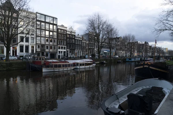 Amsterdão Países Baixos Fevereiro 2020 Canais Medievais Cidade Atravessam Centro — Fotografia de Stock