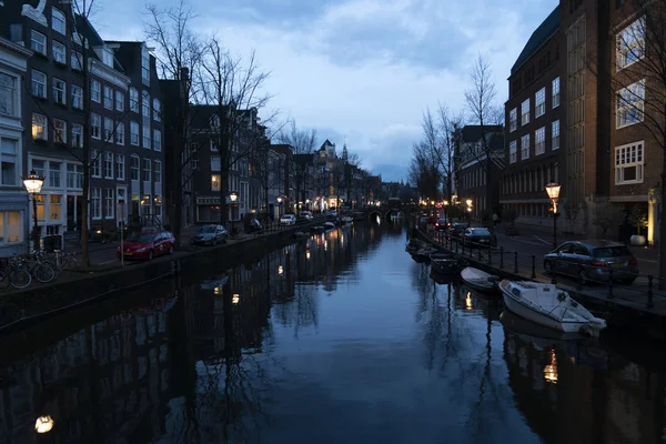 アムステルダム オランダ 2020年2月25日 中世都市運河が町の中心を横断し 今日の主要な赤信号地区を合法的に出発する — ストック写真